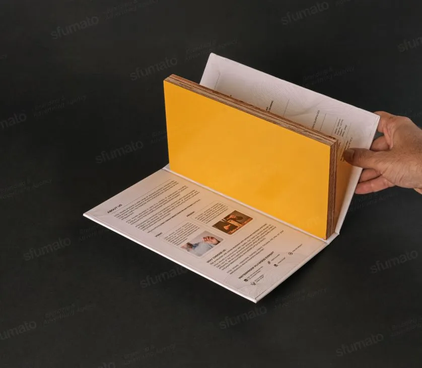 Rigid presentation case holding product samples and print collateral